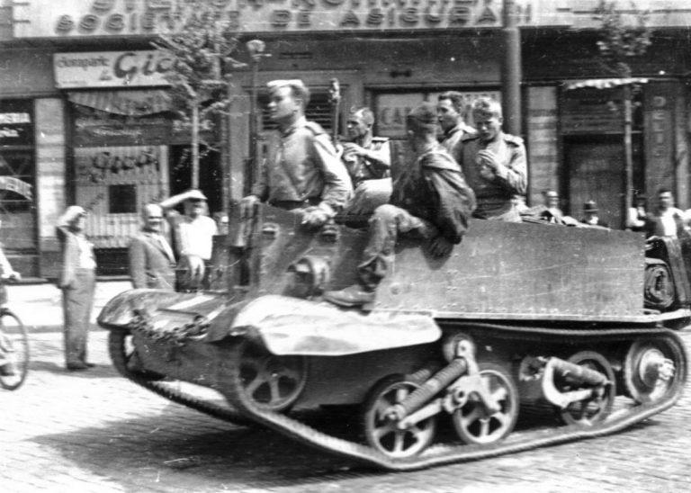 Бойцы РККА в Бухаресте верхом на Universal Carrier