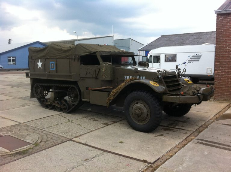 Полугусеничный артиллерийский тягач M2