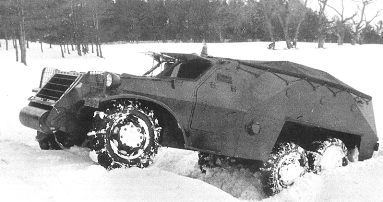 Опытный пока еще ЗиС-152 на испытаниях. Обратите внимание на буфер спереди как у американских бронетранспортеров. На серийных машинах от него откажутся