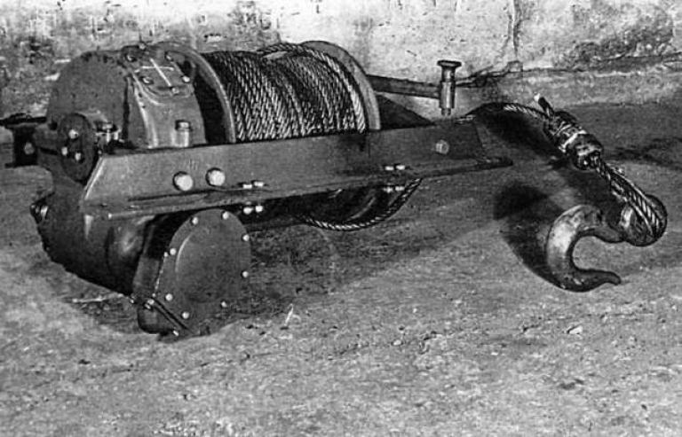 Лебедка, которая штатно устанавливалась, начиная с БТР-152В
