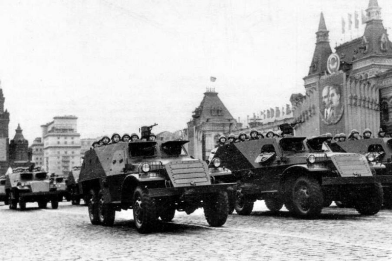 Ранние БТР-152 проходят по Красной площади 7 ноября 1954 года. Жалюзи радиатора закрыты по боевому, десант сидит не вдоль, а поперек. Скорее всего, организаторы посчитали, что так будет красивее