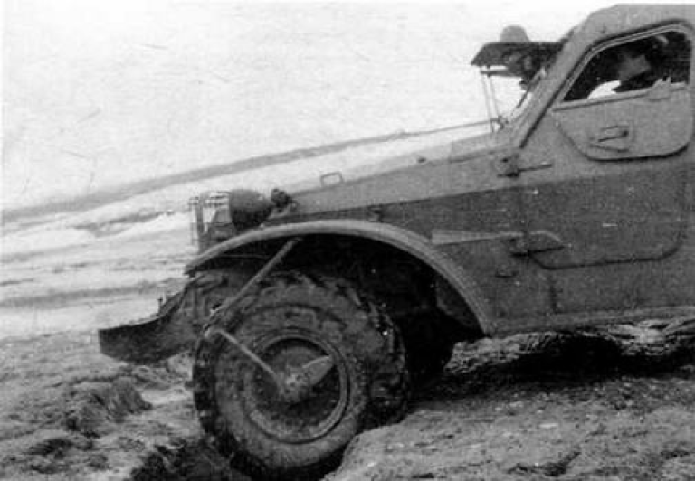 БТР-152В во время испытаний по преодолению траншей. Конкретно эту он, возможно, проехал. Но если чуть расширить до стандартного окопа, то машина без вариантов сядет на днище