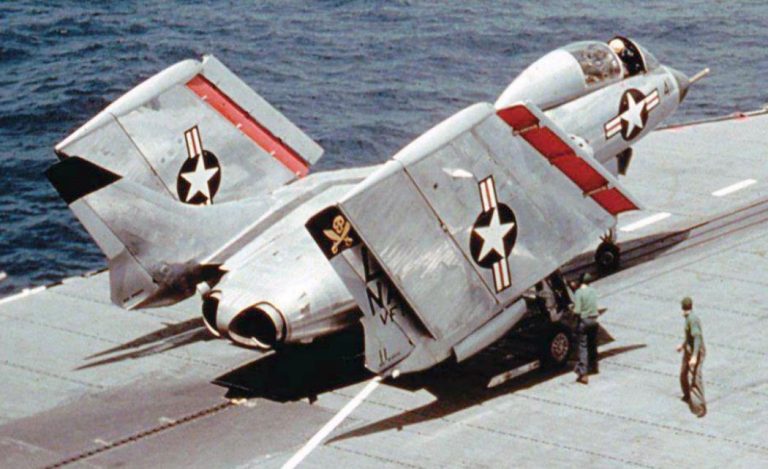 F7U-3 на палубе американского авианосца