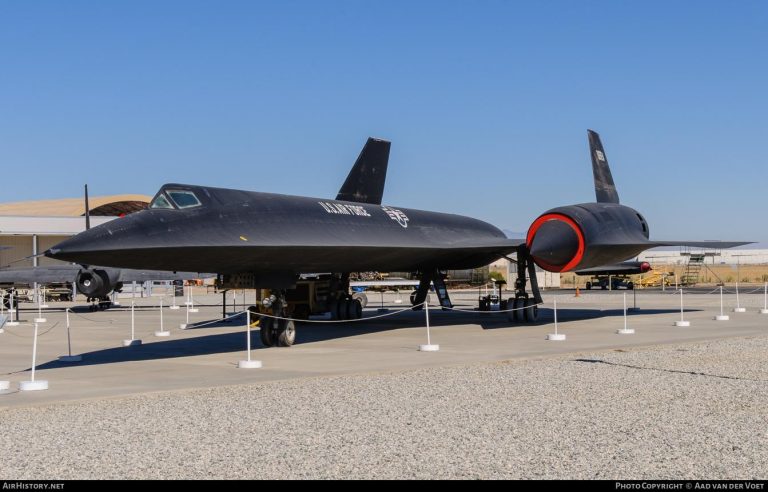 Lockheed A-12 Oxcart — победитель конкурса и непосредственный предшественник SR-71 Blackbird.