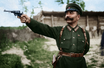 Семён Будённый с револьвером системы Нагана образца 1895 года 