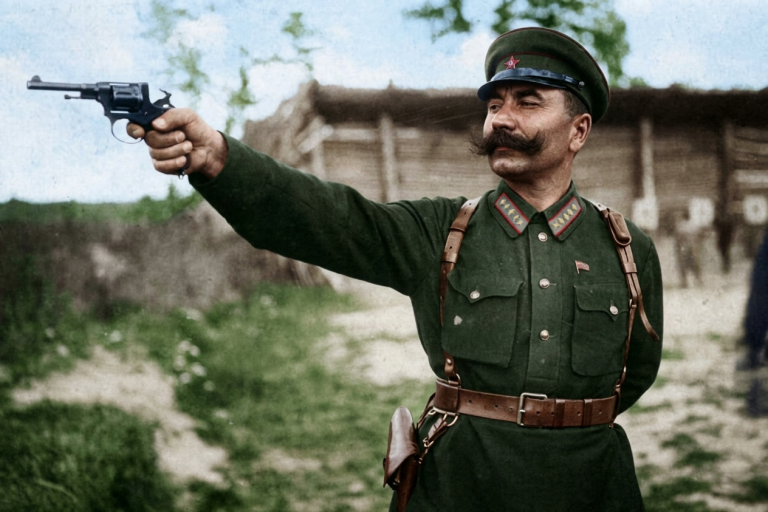 Семён Будённый с револьвером системы Нагана образца 1895 года 