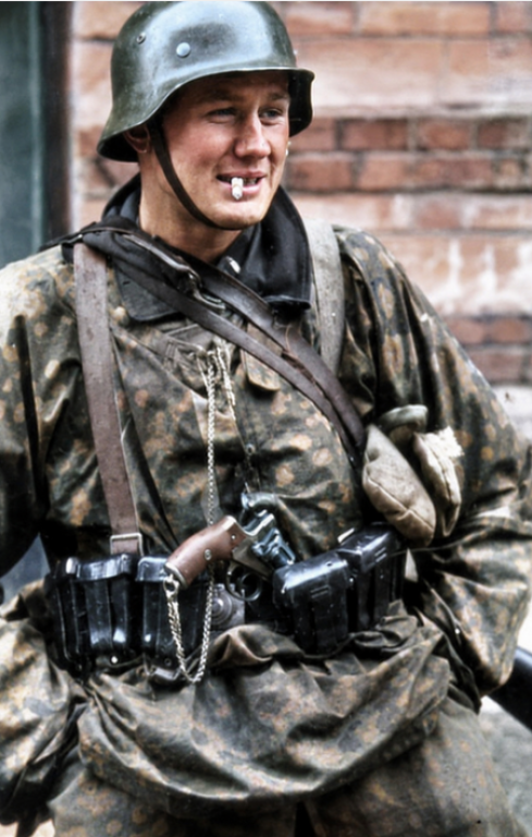 Эсэсовец с трофейным наганом (M1895) за поясом, начало 1942