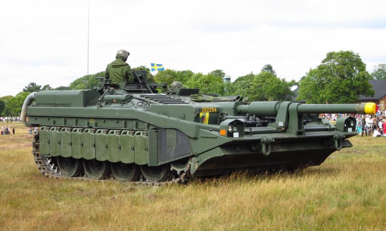 Шведский Stridsvagn 103 с неподвижным орудием и гидропневматической подвеской. Именно он является ближайшим реальным техническим аналогом Jg.Pz. 7 Pfanne.