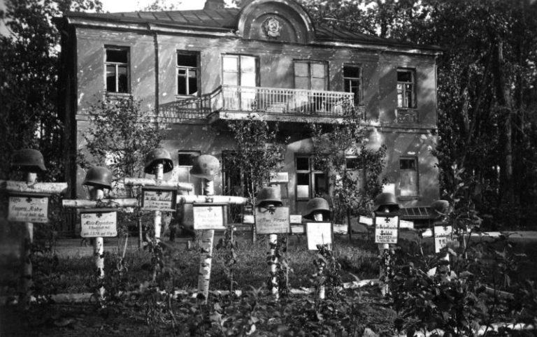 Немецкие войска у Ленинграда. Кладбище немецких солдат в Красном Селе. 