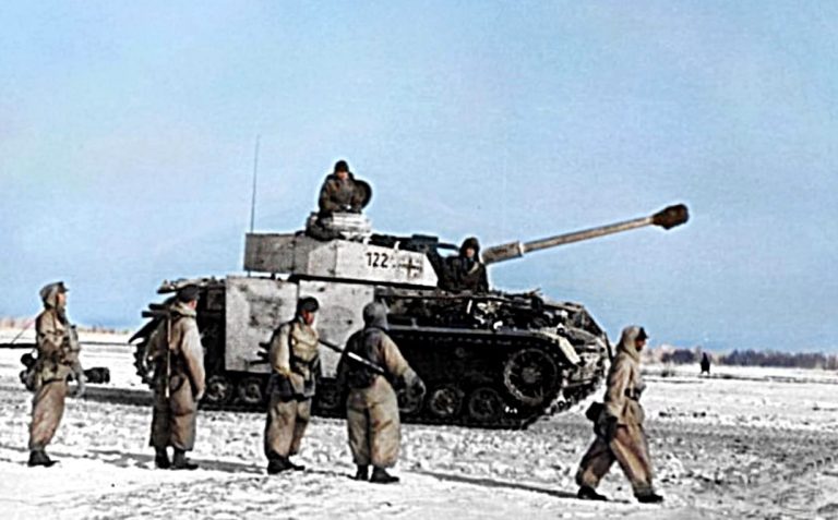 Солдаты вермахта на фоне боевой машины Panzer IV во время третьей битвы за Харьков, 1943 г.