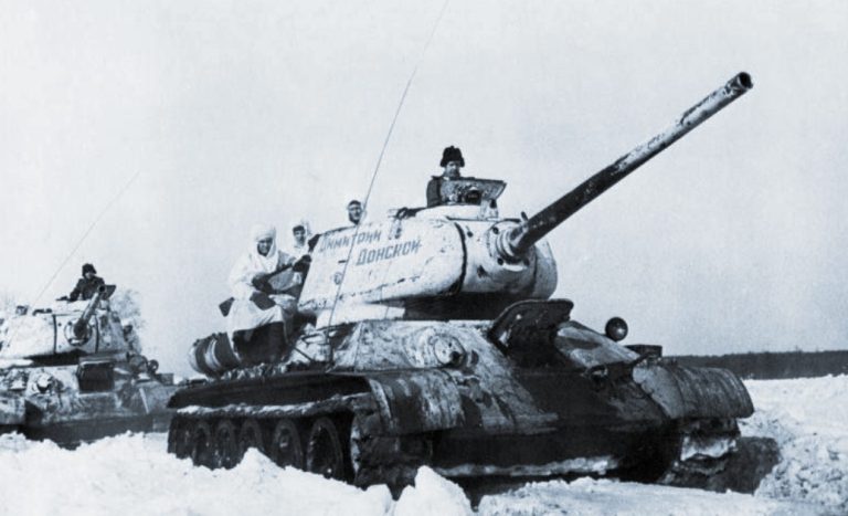 Колонна ранних Т-34-85 с орудием Д-5Т калибром 100 мм, 1944 г.