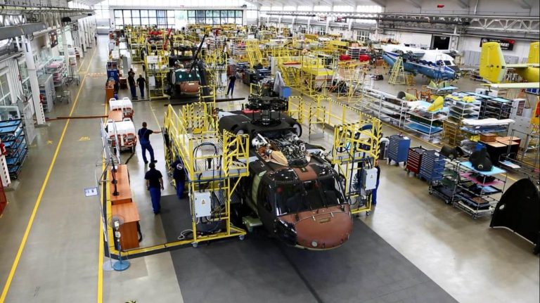Производство вертолётов S-70i Black Hawk на польском предприятии PZL Mielec — пример уже существующего в стране выпуска комплектной авиационной техники.