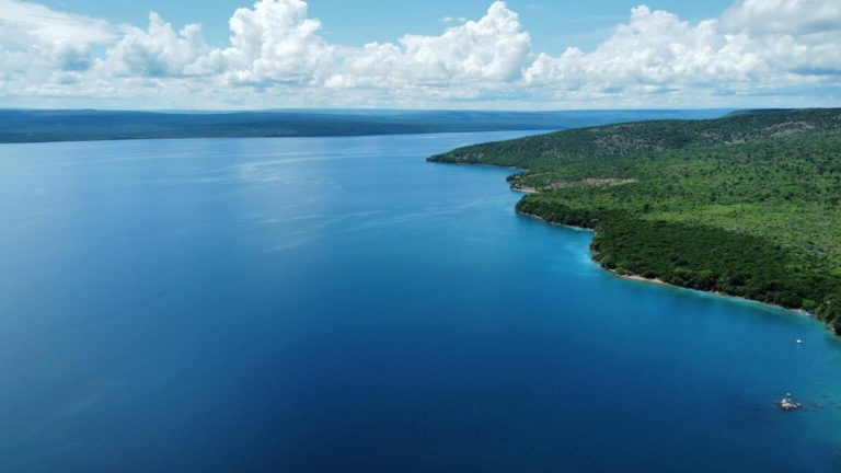 Панорама озера Танганьика, одного из крупнейших водоёмов, сформировавшихся в тектонических впадинах Восточно-Африканского рифта.