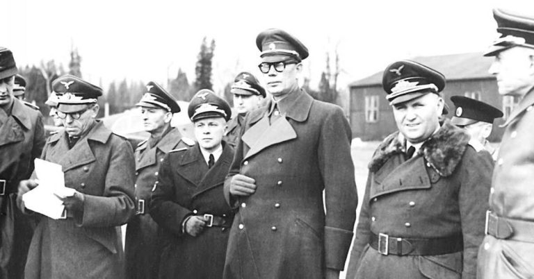 А стоять рядом с немецкими генералами малодушия не было