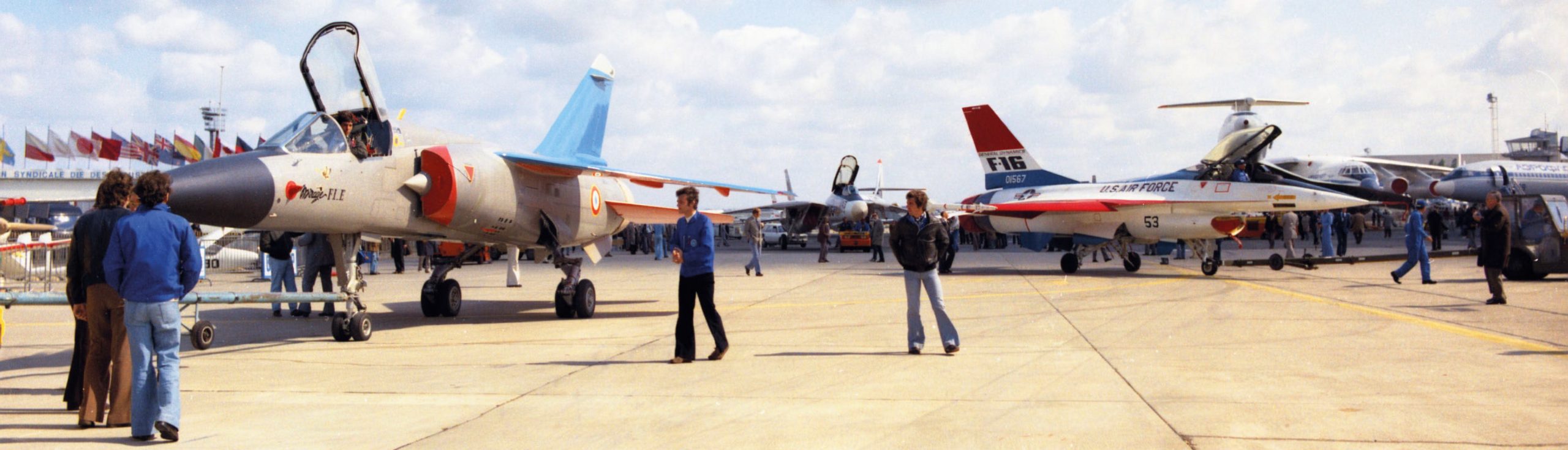 два соперника на международном авиасалоне 1975 года в Ле-Бурже. Слева – Mirage F1E; справа – YF-16. Снимок Dassault Aviation