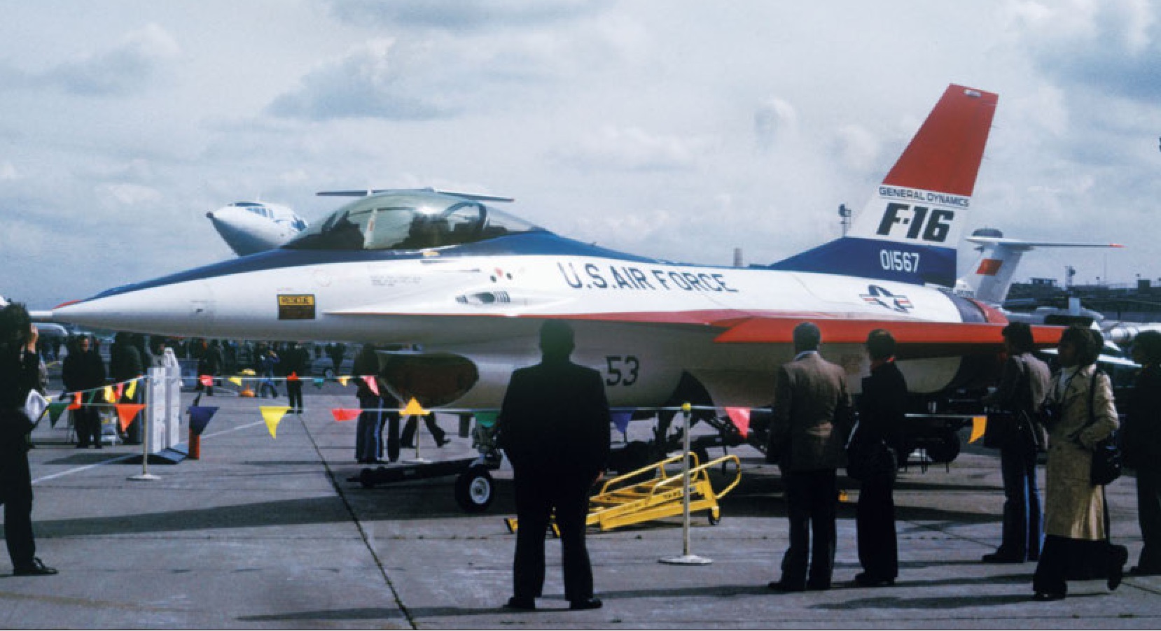 YF-16 произвел впечатление на посетителей международного авиасалона 1975 года. Он ознаменовал собой новое поколение истребителей. Снимок Пьера Отефа (Pierre Autef)