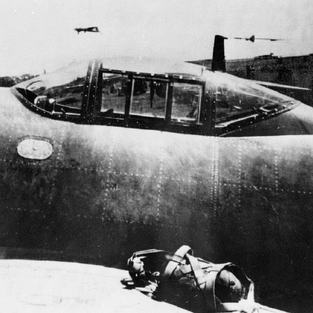 оригинальный фонарь кабины Me 262 V1 с вырезом на левой стороне сдвижной части. Снимок Airbus Group Corporate Heritag. Изображение обработано сайтом lmarena.ai