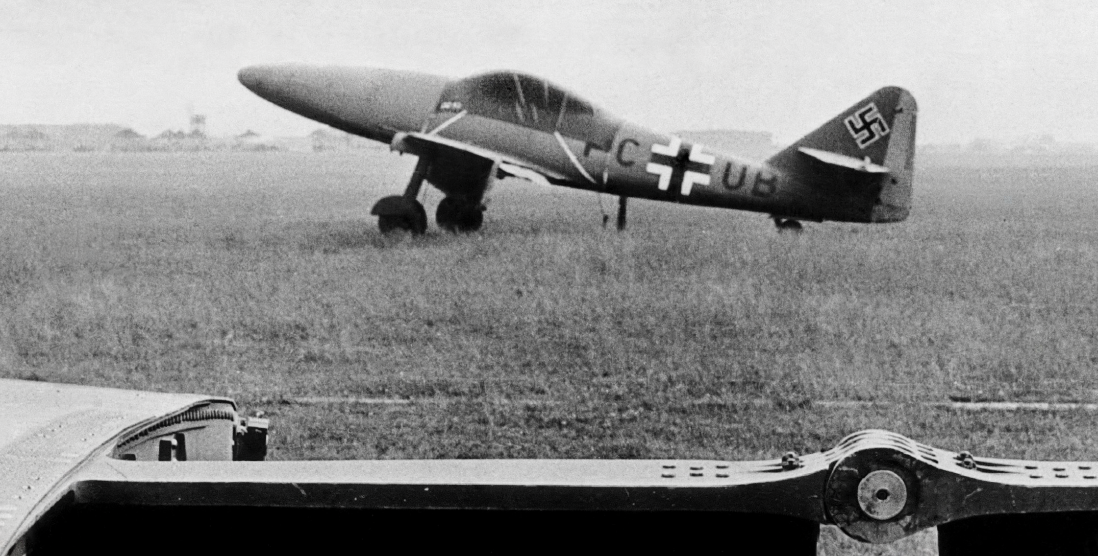второй прототип Me 262 V2 несколько месяцев простоял в Аугсбурге в ожидании запланированных двигателей. Снимок DEHLA. Изображение обработано сайтом lmarena.ai