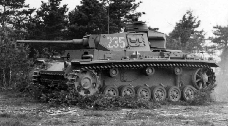 Pz.III с длинноствольной 50-мм пушкой. Вместе с 50-мм ПТО эти танки ответственны за большую часть поражений Т-34 в 1942-м году. Однако в дивизиях имелось порядочно машин с более короткой 50-мм пушкой, и они тоже порой вносили свою лепту