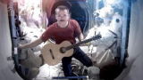 А теперь — лучшее видео интернета: астронавт поёт «Space Oddity» в космосе